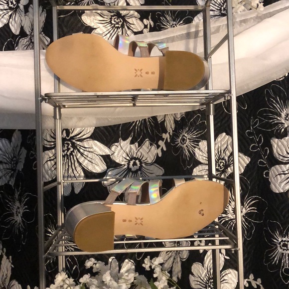 Low Sandals - Picture 3 of 3